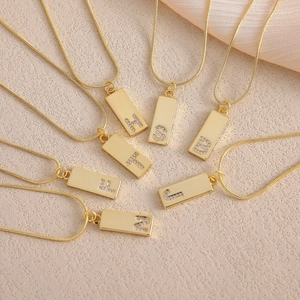 Goldene rechteckige Buchstabenhalskette mit Kristallen und eleganter Schlangenkette