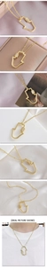 Vue détaillée du collier pendentif main de Hamsa avec placage d'or et cristaux brillants