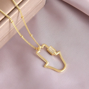 Collier Pendentif Main de Fatma en Cuivre Plaqué Or Minimaliste Avec Boucle à Vis en Zirconium pour Femme