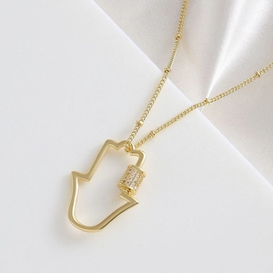 Élégant collier pendentif Main de Fatima plaqué or avec fermoir à vis serti de diamants