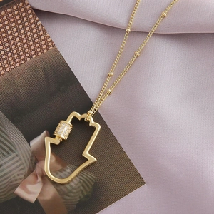 Collier Main de Fatma en or avec zircons sur soie violette, style minimaliste chic