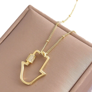 Collier Main de Fatima plaqué or avec zircons blancs sertis sur le fermoir mousqueton