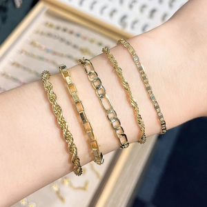 Set de 5 pulseras de cadena bañadas en oro para mujer con diversos eslabones en la muñeca
