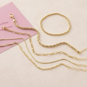 Set di bracciali bohémien in oro con catene a serpente, figaro e palline