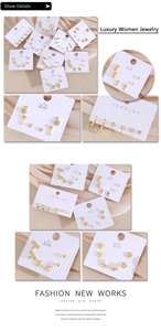 Détails de parures de boucles d'oreilles dorées avec zircons sur soie beige satinée
