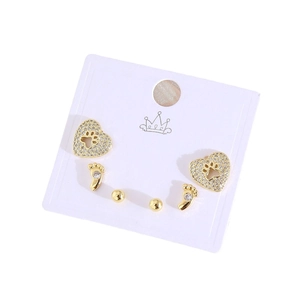 Trois paires de boucles d'oreilles dorées avec cœurs et empreintes en zircons