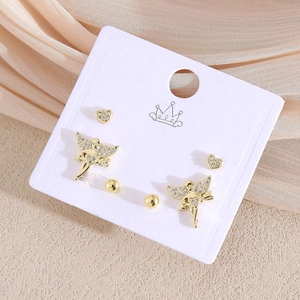 Detail von 6-teiligem vergoldetem Ohrring-Set mit Engeln und Herzen auf Displaykarte