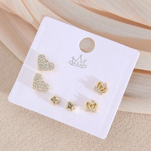 Detailansicht des 6er-Ohrring-Sets mit Herz, quadratischem Stecker und Kronendesign