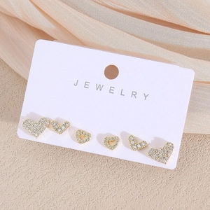 Detailansicht des 6-teiligen Gold-Herz-Ohrstecker-Sets mit Zirkonia auf Display-Karte
