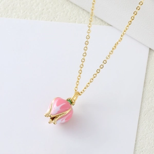 Elegante vergoldete Halskette mit einem rosa-weißen Tulpenknospen-Anhänger und grünen Details