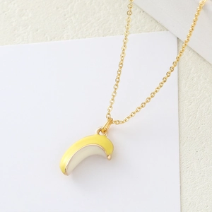 Kreative vergoldete Halskette mit süßem gelbem Bananen-Emaille-Anhänger für Damen