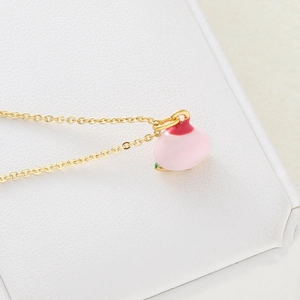 Süße Pfirsich-Anhänger-Halskette in Gold-Finish mit rosa Emaille für Damen