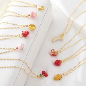 Exquisite vergoldete Halsketten mit bunten Emaille-Fruchtanhängern wie Kirsche und Erdbeere