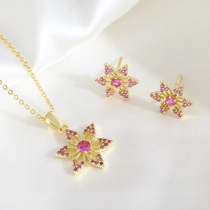 Set collana e orecchini a fiore placcati in oro 18k con pietre di zircone rosa