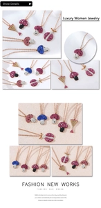 Detalle de colgantes de hongo y mariquita con circonitas de colores en cadena oro rosa