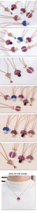 Detalle de dijes de hongo y mariquita en oro rosa con circonitas de colores pavé