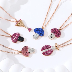 Colgantes de hongo y mariquita de circonita colorida en collares de acero oro rosa