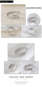 Détail d'une bague réglable en argent avec gravure Trust et God sur acier poli