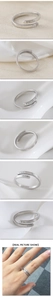 Vue macro détaillée d'une bague réglable en acier inoxydable avec gravure TRUST GOD