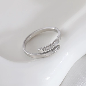Bague ouverte minimaliste en acier inoxydable argenté avec gravure Trust God