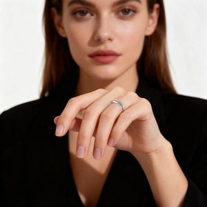 Bague ajustable en acier inoxydable avec gravure Trust God sur la main d'un modèle