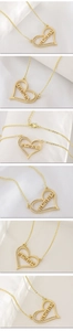 Detailopname van gouden hartvormige hanger met mamma-letters en zirkonia-zetting