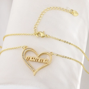 Vergulde Mamma-hartketting met zirkonia-pavé getoond vanuit een elegante hoek van 45 graden