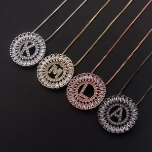 Collana con lettere in oro rosa e ciondoli in zirconi in quattro finiture metalliche