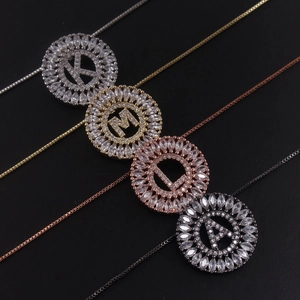 Collana con 26 lettere oro rosa e ciondoli in zircone in quattro finiture metalliche
