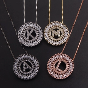 Collane con ciondolo a lettera in quattro colori metallici con zirconi marquise