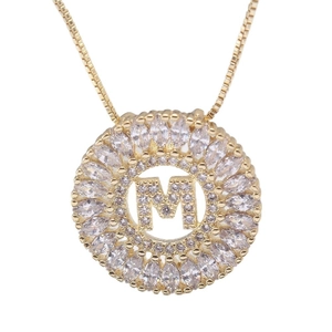 Collana tonda oro rosa con ciondolo lettera M e zirconi taglio marquise tutto intorno