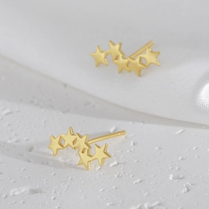 Minimalistische gouden ster-oorstekers met in elkaar grijpende sterren op zijde