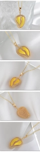 Detailansicht der kreativen Durian-Halskette mit 18 Karat Goldbeschichtung und Emaille
