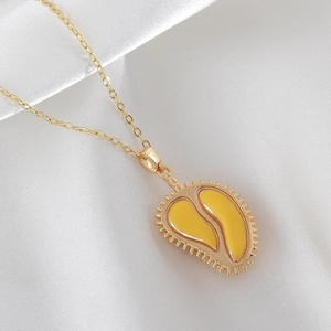 Schicke 18k vergoldete Halskette mit kreativem Durian-Fruchtanhänger an einer Goldkette