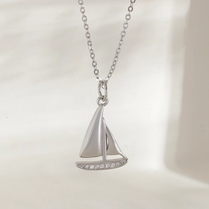 Collana con pendente a barca a vela d'argento e zirconi su una catena sottile