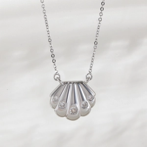 Elegante collana con ciondolo a conchiglia in finitura argento e cristalli lucenti