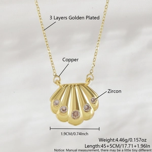Elegante collana dorata con ciondolo a conchiglia, zirconi e base in rame lucido