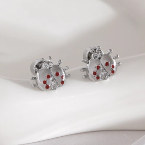 Silberne Marienkäfer-Ohrstecker mit weißem Emaille, roten Punkten und Zirkonia-Steinen