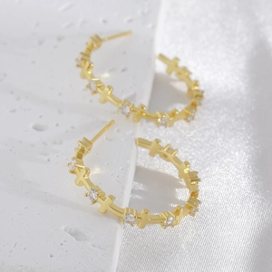 Boucles d'oreilles créoles dorées en C avec motifs de croix et cristaux brillants