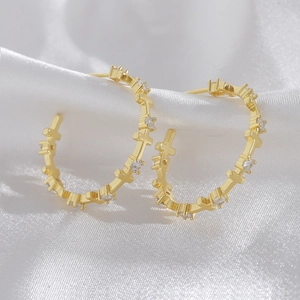 Boucles d'oreilles créoles dorées en C avec motifs de croix et zircons blancs incrustés