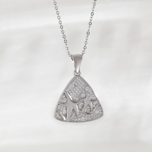 Dettaglio macro di una collana d'argento con stella marina e zirconi scintillanti