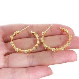 Boucles d'oreilles créoles dorées en C irrégulières avec des cristaux étincelants