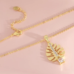 Collana minimalista placcata oro con ciondolo foglia monstera e pietre di zircone