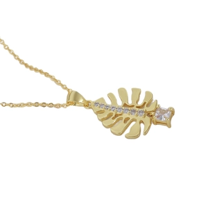 Collana minimalista placcata oro con foglia di monstera e zirconi scintillanti