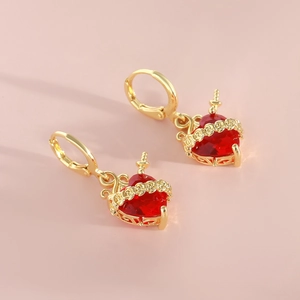 Vintage Herzohrringe mit roten Edelsteinen und goldenen Rosen-Gravuren im Luxus-Stil
