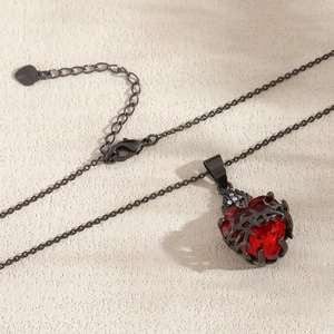 Gothic Dornen-Herz-Halskette mit rotem Zirkon und schwarzem Metall-Flammen-Anhänger