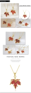 Vues détaillées d'un collier vintage en zircon rouge feuille d'érable plaqué or 18k