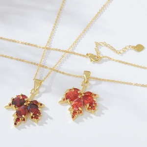 Collier feuille d'érable en zircon rouge et orange avec placage en or 18 carats