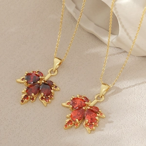 Collier élégant en or 18 carats avec pendentif feuille d'érable en zircons rouges