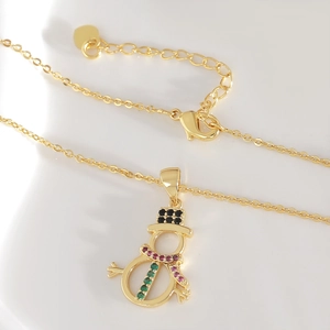 Collana con pupazzo di neve dorato con zirconi colorati e catena regolabile con moschettone